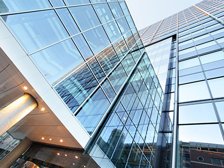 受xx人民法院委托，对位于xx房屋第1层A区的装修现值进行评估